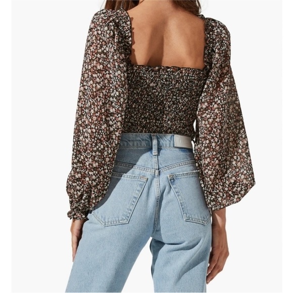 NWT - ASTR the Label Floral Ruched Sweetheart Neck Top - Size Medium - Picture 3 of 7